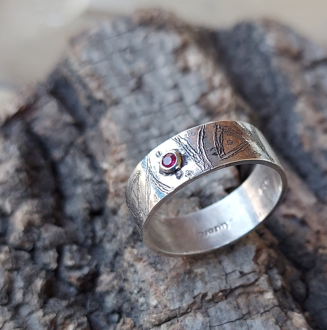 Etched Band with Red Zirconia (7)